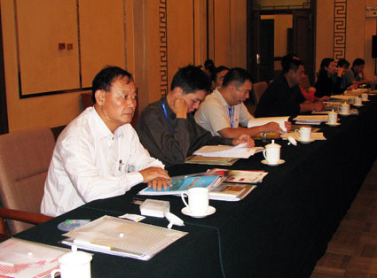 中环协渣土管理委员会第六次会议在济南顺利召开,会议针对目前国内的渣土运输、渣土管理等方面进行了一系列的专题讨论。 南京海天集团作为唯一一家清洗设备制造商被邀请出席会议,并就目前渣土转运方面提出解决方法,详尽地介绍了国外对渣土转运方面的政策法规等内容。建议各城市使用海天牌洗轮机系列产品,将渣土管理工作从源抓起。该系列产品目前已出口数十台到北美,获得美国市场的一致好评