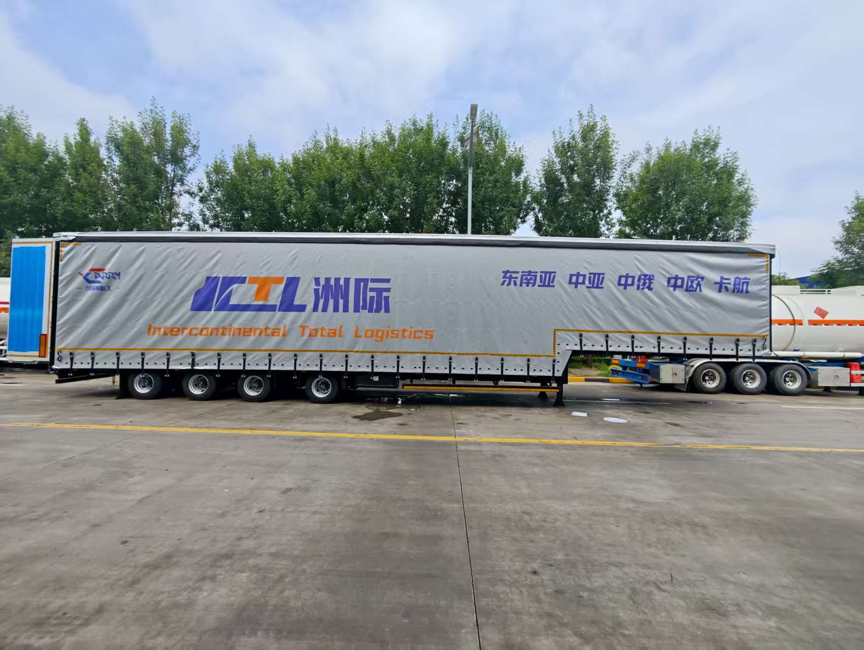 Low-bed curtainside trailer