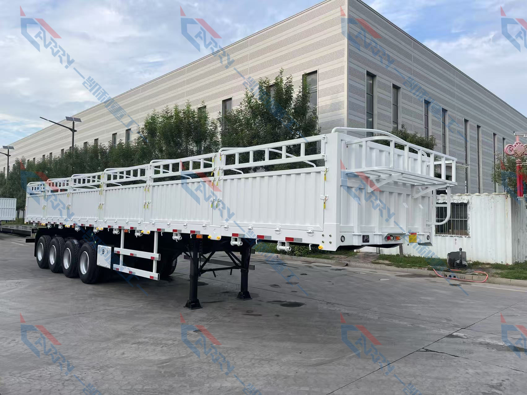 Four-axle livestock semi-trailer