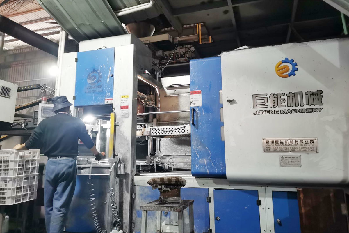 Horizontal casting molding machine