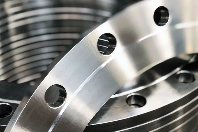 Various applications of flanges in pipeline construction