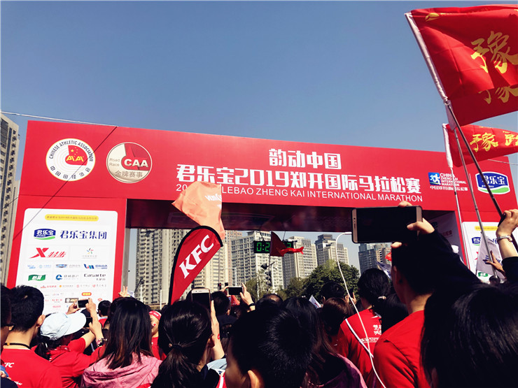 2019郑开马拉松 奔跑中的奥特人