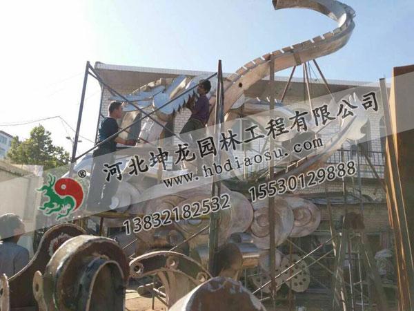 不锈钢雕塑制作施工现场