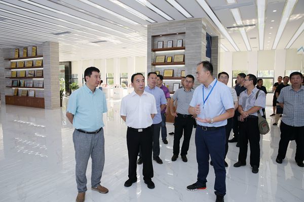 Cong Director (Zhong) accompanied by Liu Dong (left 1) to visit the exhibition hall.