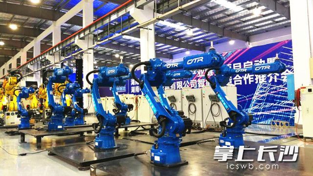 Hunan Province Robot Industry Cluster Area to carry out industrial chain project cooperation docking, Hu Henghua and other witnesses signing