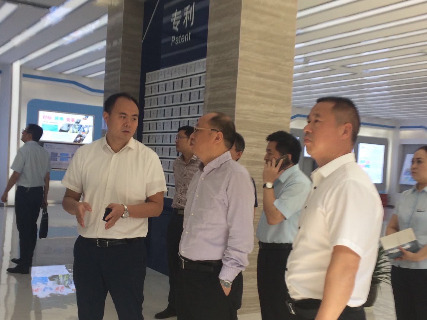 Zou Zhishi, deputy governor of China Construction Bank Hunan Branch, went to Zhongnan Intelligence Research