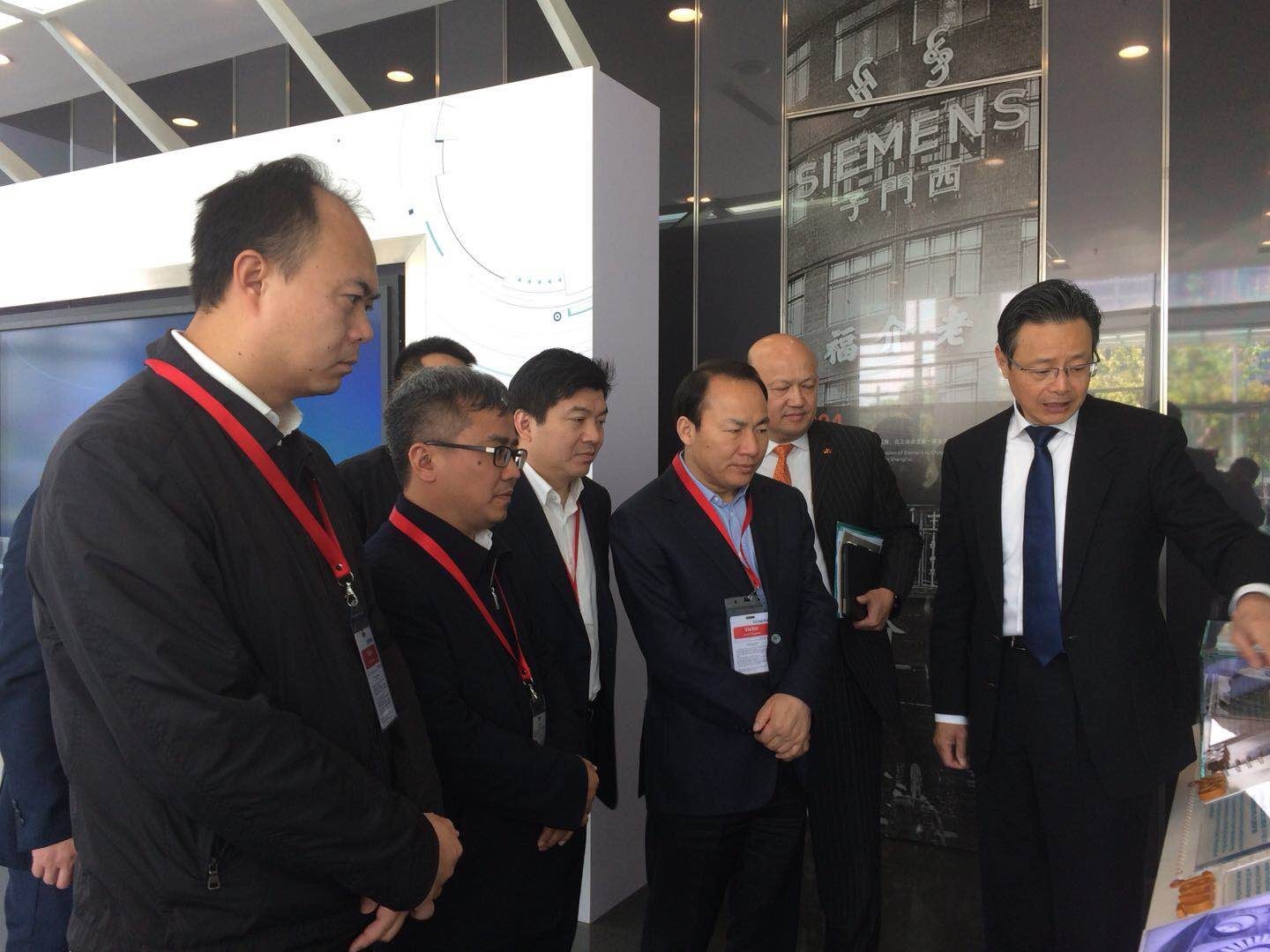 Cheng Shuiquan leads artificial intelligence and robot industry chain to visit Shanghai Siemens