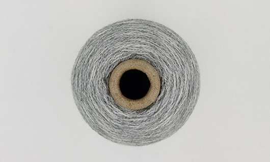 包芯纱一般以强力和弹力都较好的合成纤维长丝为芯丝