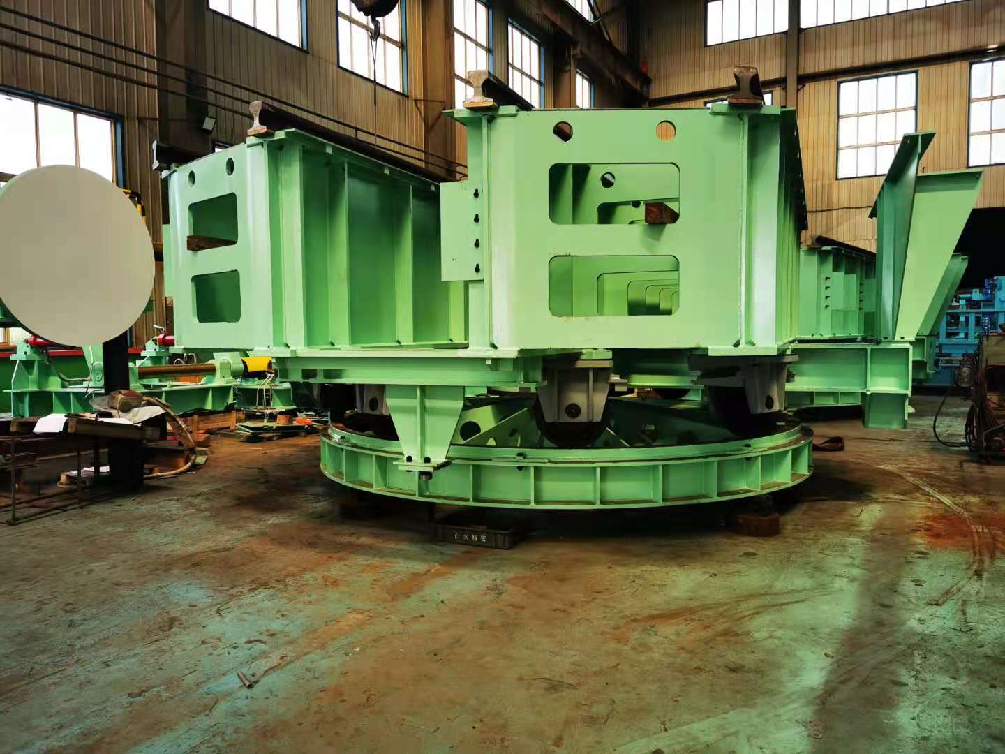 A heavy transport line turntable