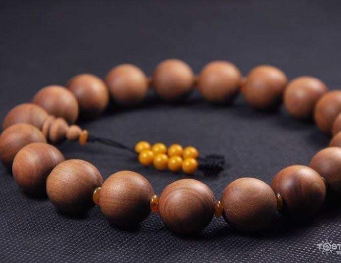 An ethnic and precious bracelet with these store ancient ceramic beads gilded with gold leaf of Tibet: Roots & Wind