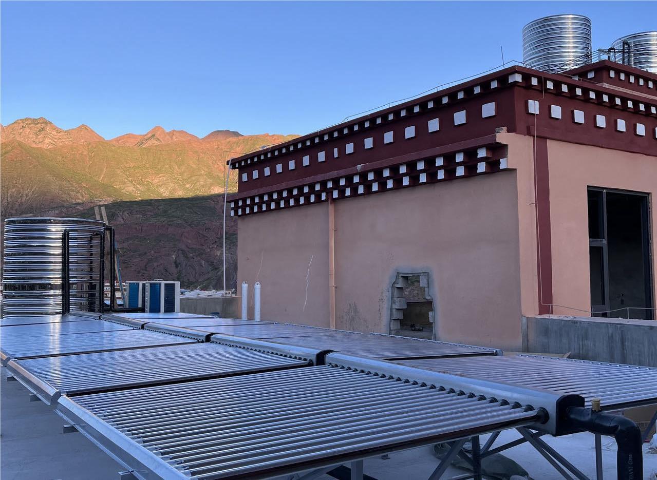 本公司为在西藏的酒店提供太阳能空气能热水系统
