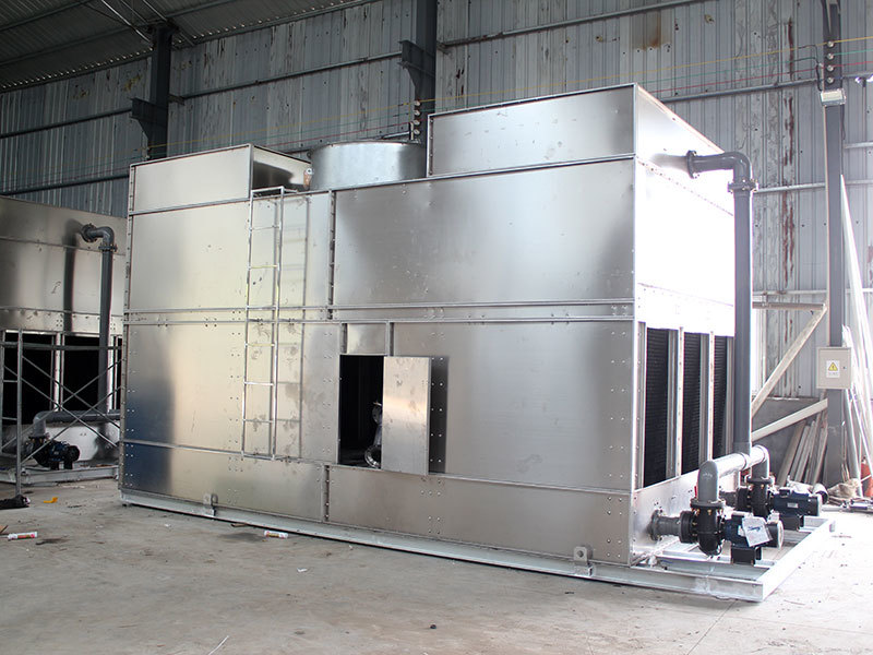 Cross flow closed cooling tower