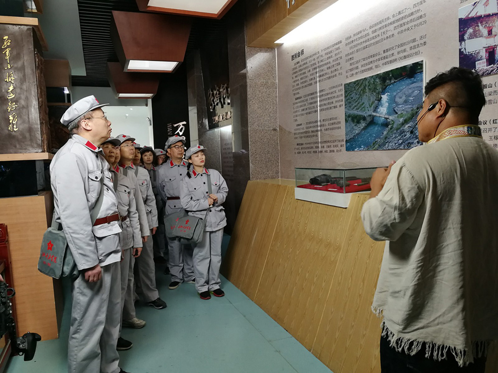 2 在马尔康红军长征纪念馆参观学习.jpg