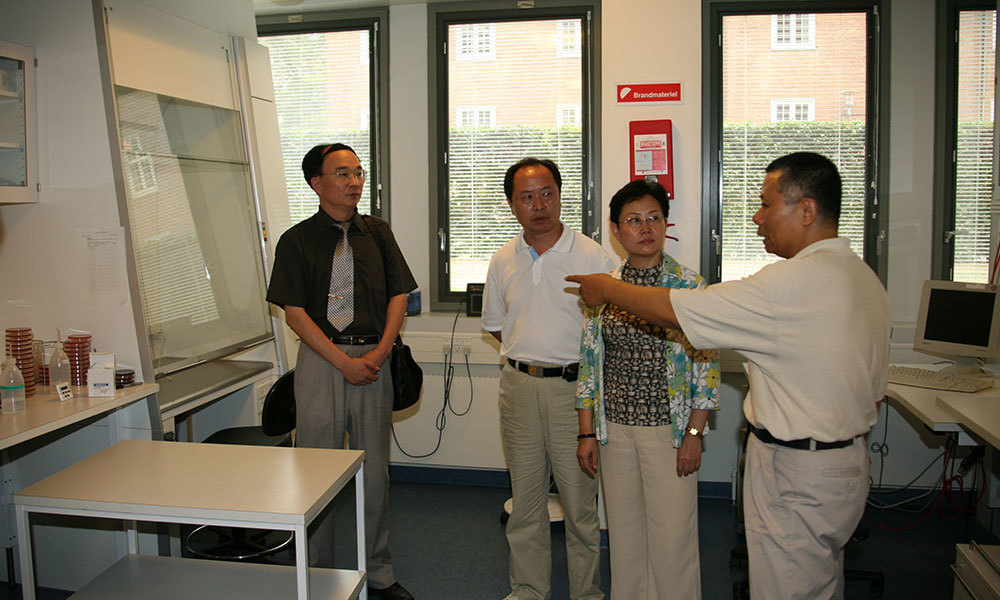 2006年7月21日，科研院时任院长薛万和（左二）考察丹麦皇家医院