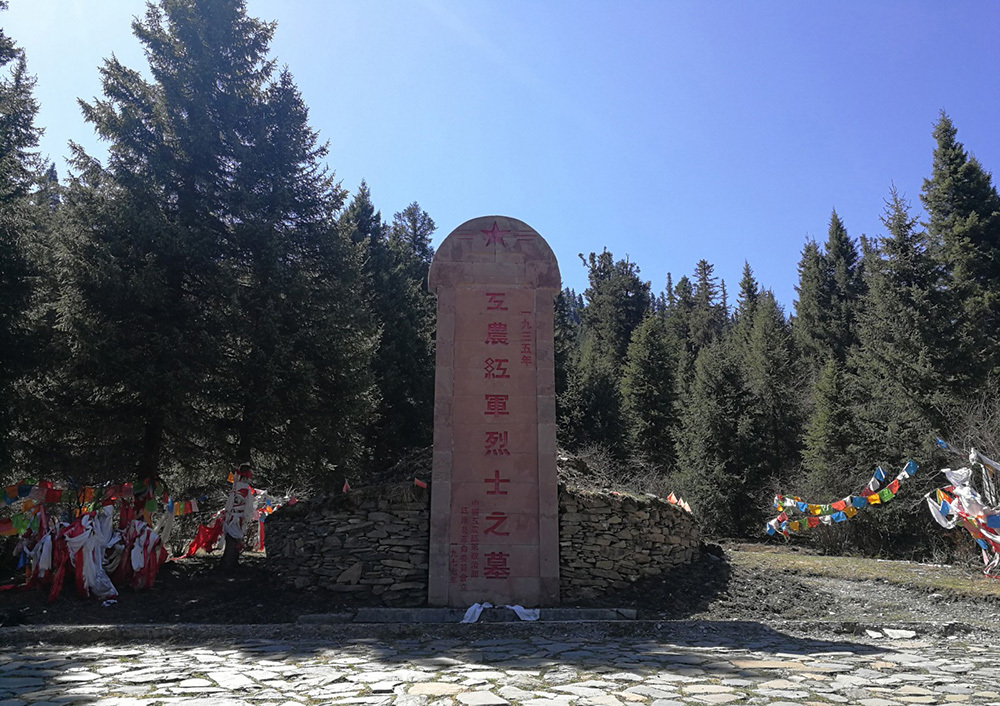 6 雅克夏雪山上的红军烈士墓 静物.jpg