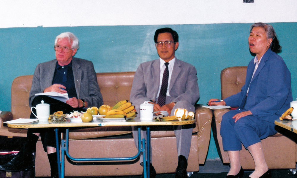 1991年，科研所所长周甫田（中）接待前来考察的世界卫生组织官员
