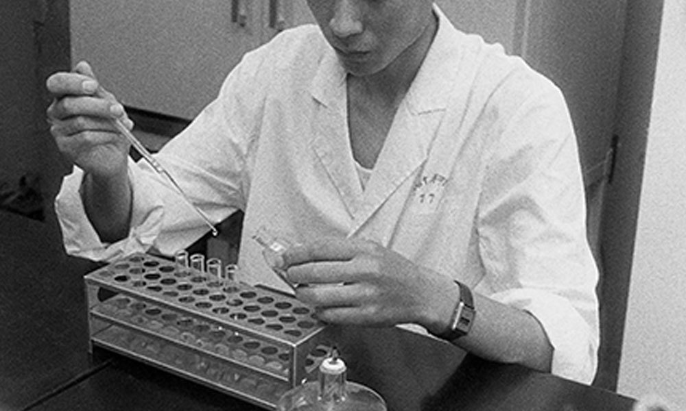 优生遗传室科研人员付为民工作中（1983年）