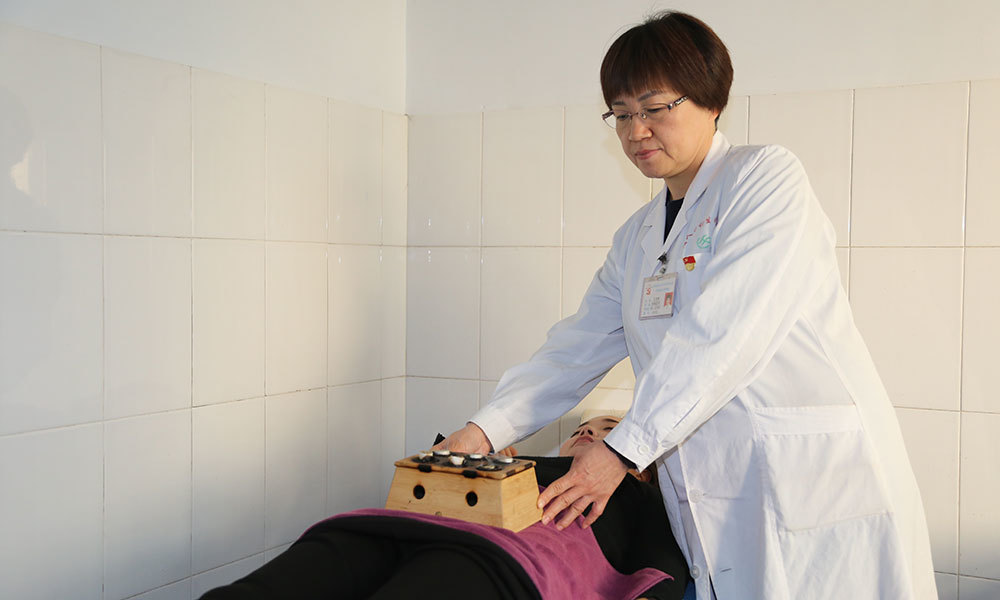 中医科王芝敏主任医师用艾灸方法温经散寒，诊治不孕