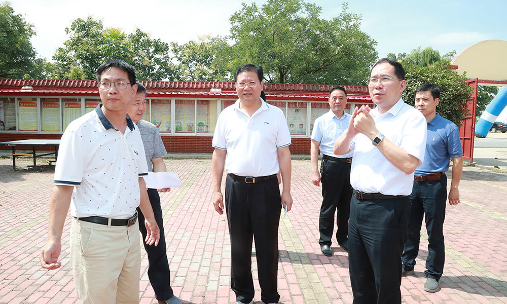 我院与河南省卫生计生委国合处共同帮扶上蔡县三户贫困户