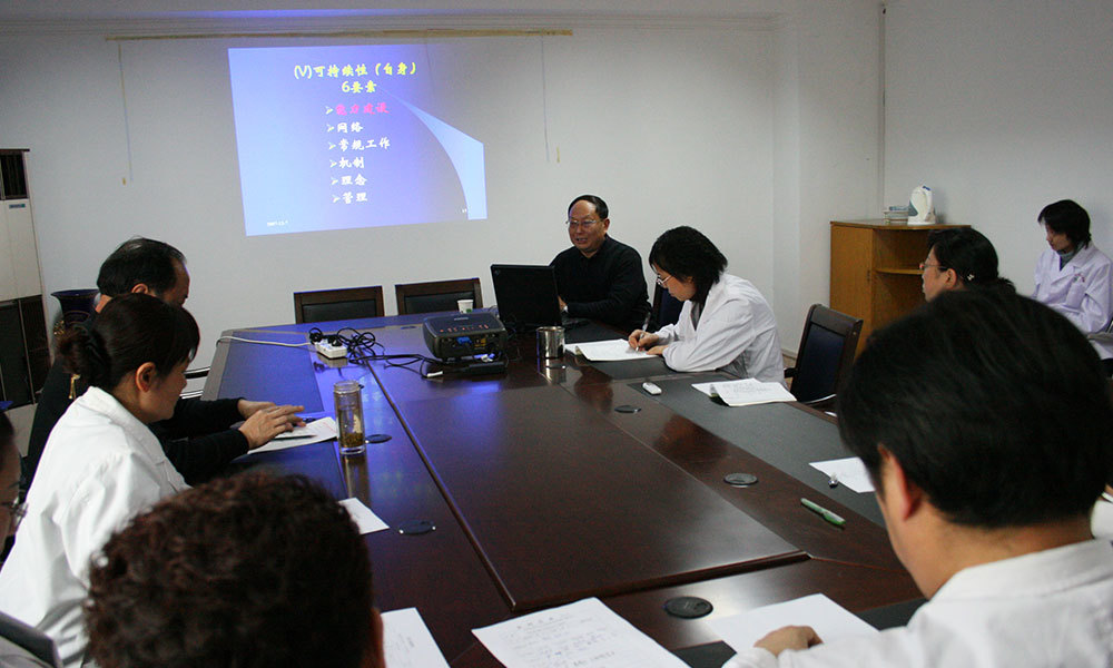 2007年12月7日，国家人口计生委科研所程怡民教授（中）来院调研并进行项目培训