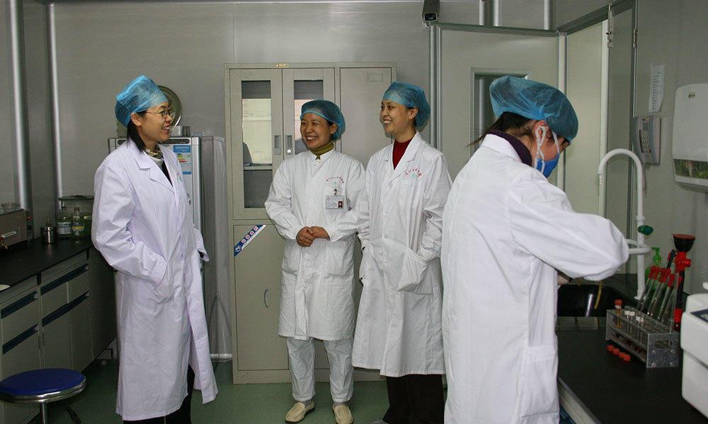 上海复旦大学博士生导师张炜（左一）来院进行学术交流