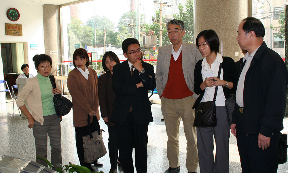 2007年10月15日，日本国立妇幼保健院副院长林谦治博士率团到我院考察交流