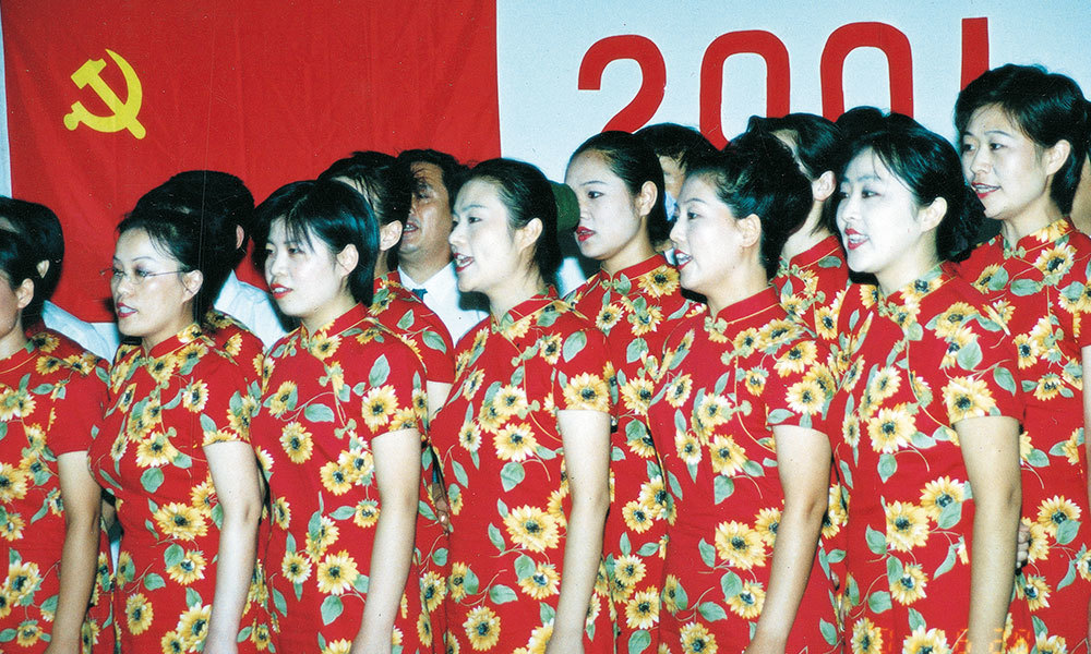 2001年6月，我院组队在河南省计生委纪念建党80周年大会上合唱