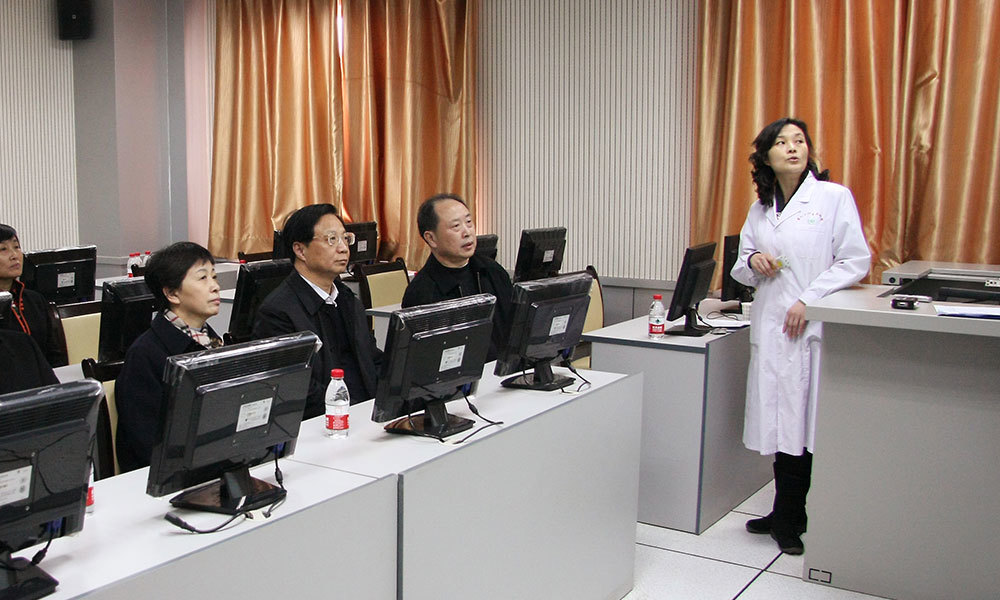 2012年2月，时任国家人口计生委党组书记、主任王侠（前排左一）来院调研