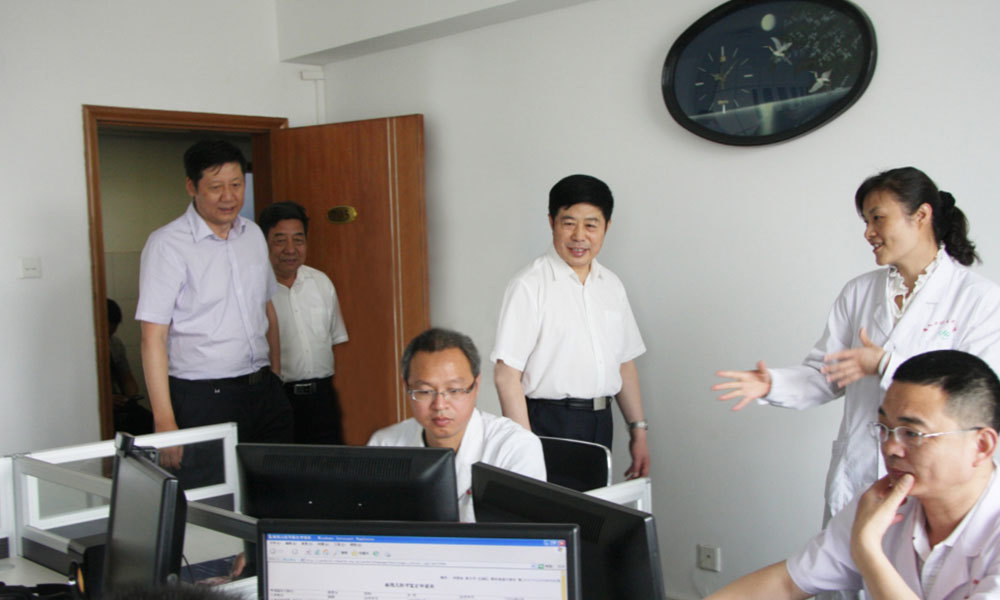 2014年6月3日，时任河南省卫生计生委党组书记、主任李广胜（中），副主任刘绍杰（左二）、谢李广（左一）来院调研