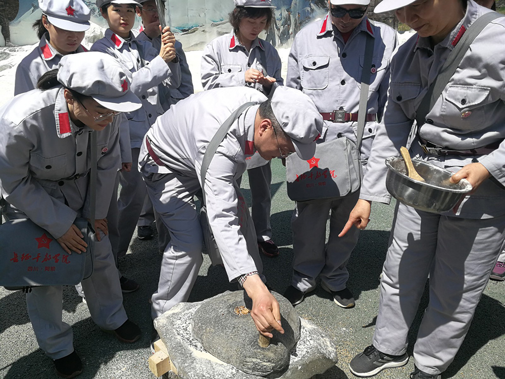 8 磨青稞，体验红军筹粮.jpg