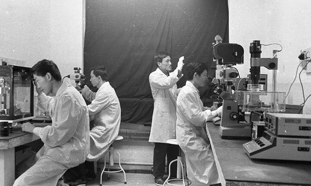河南省计划生育科研所优生遗传研究室精密实验室（1983年）-从左至右：王伟-阎英地-方健-王应太