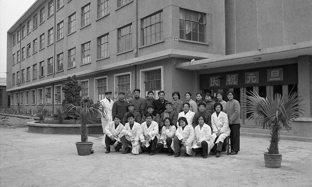 1982年12月31日，科研所全体职工合影。前一排左起：仪建刚-王伟-李培全-宋援朝-徐晓鸽-杨军，二排左起：王思民-刘纪周-郝敏-刘芳欣-王应太-叶学敏-三排左起：方健-高航云-任泽甫-李晓冬-张建国-鲁同新-田先芝-章正琰-李晓萍-高亚琦-李宜琪