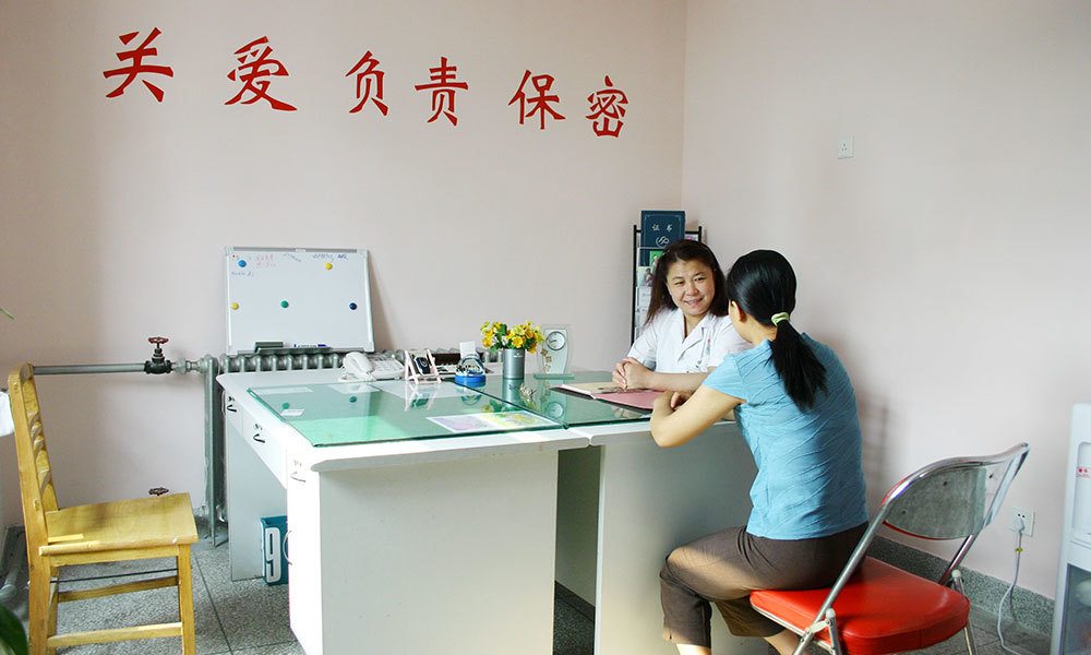 河南省青少年意外妊娠援助中心系我院特设机构之一。图为2005年，援助中心专家工作中
