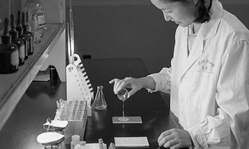 生化室章正琰在做OFP实验（1983年5月）-(1)