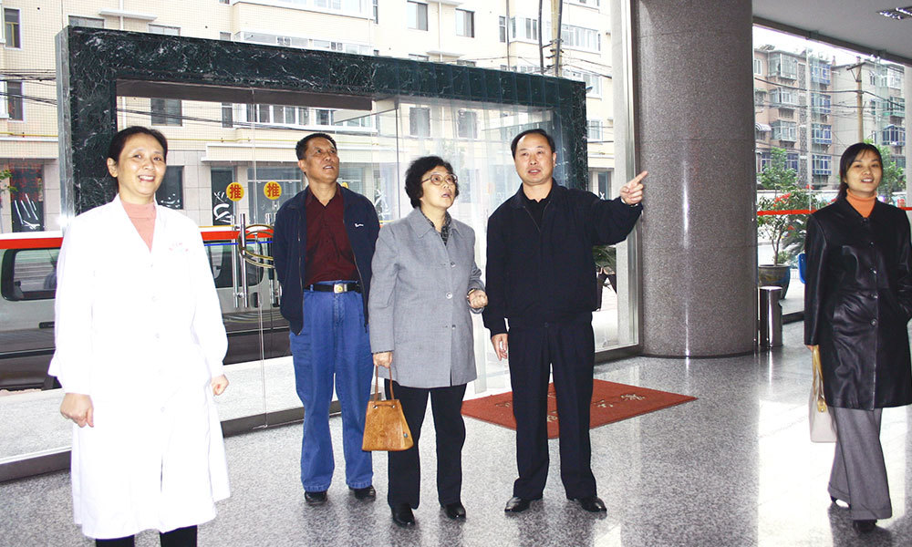 2005年10月，国家人口计生委科研所吴尚纯教授（左三）来院调研