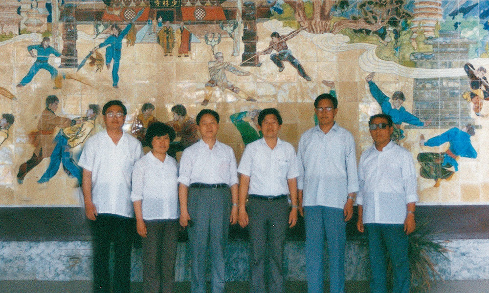 1992年，印尼人民福利统筹部官员到科研所了解芫花贴膜。葛纪谦（左三）、周甫田（右二）等接待