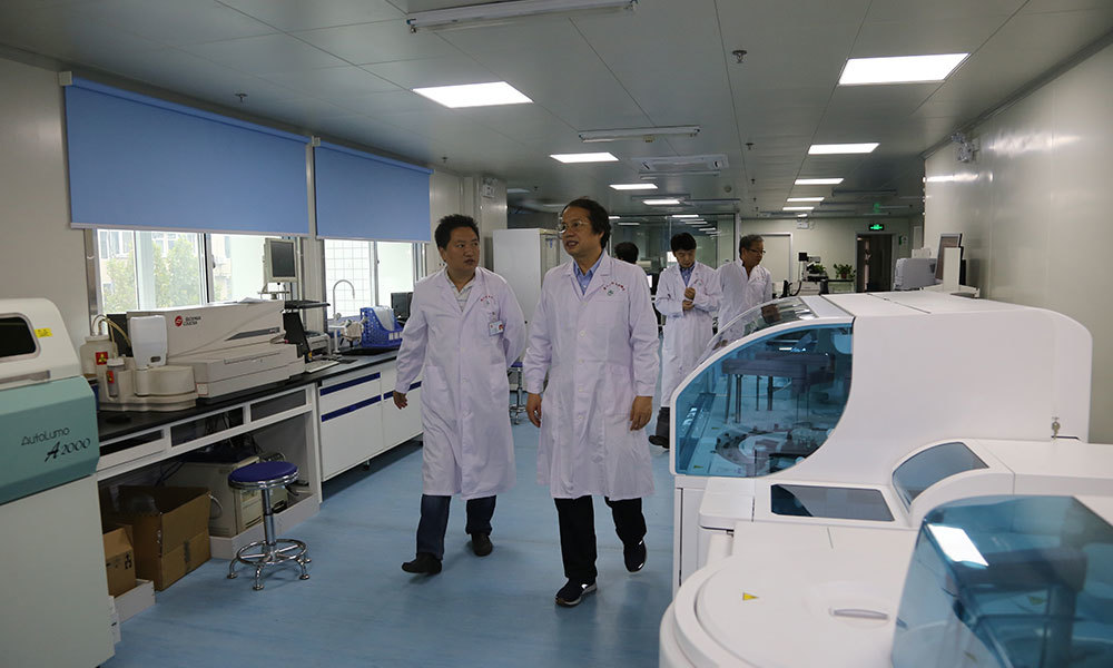 2017年9月26日，河南省人口缺陷干预技术研究重点实验室顺利通过河南省科技厅现场评估-(2)