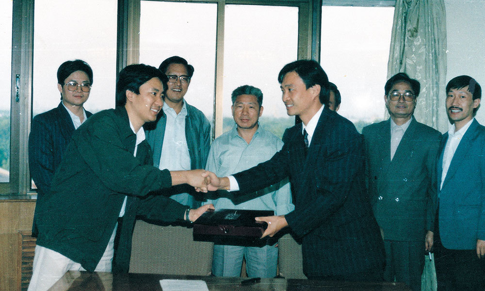 芫花萜膜新药技术向海南中祥制药有限公司转让。图为1991年10月3日技术资料交接仪式