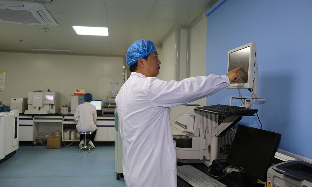 中心主任杨永俊检视BeckmanAccess2仪器状况
