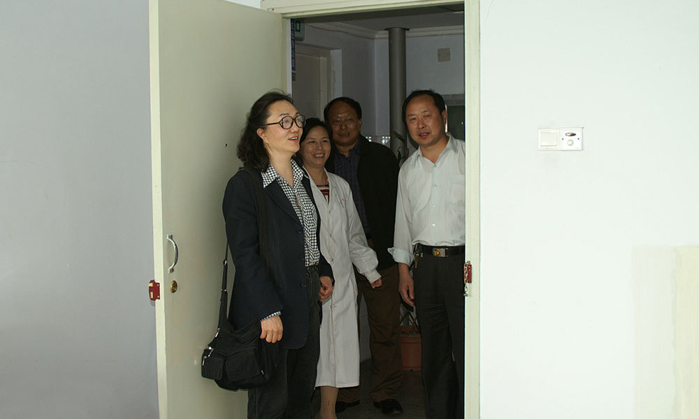 2004年2月，时任国家人口计生委科学技术研究所所长王维国（左一）来院调研