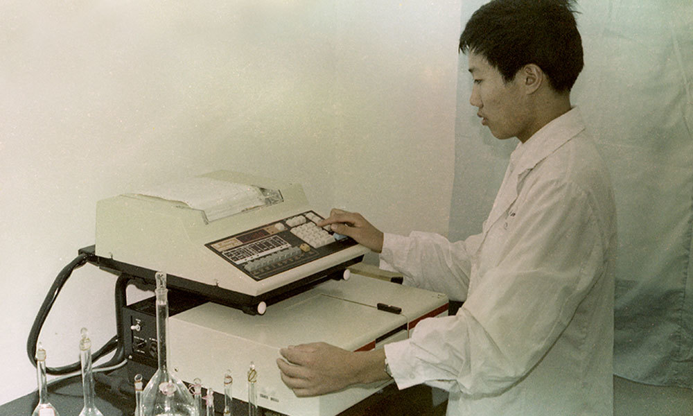 药理研究室科研人员汪利强工作中（1984年9月）