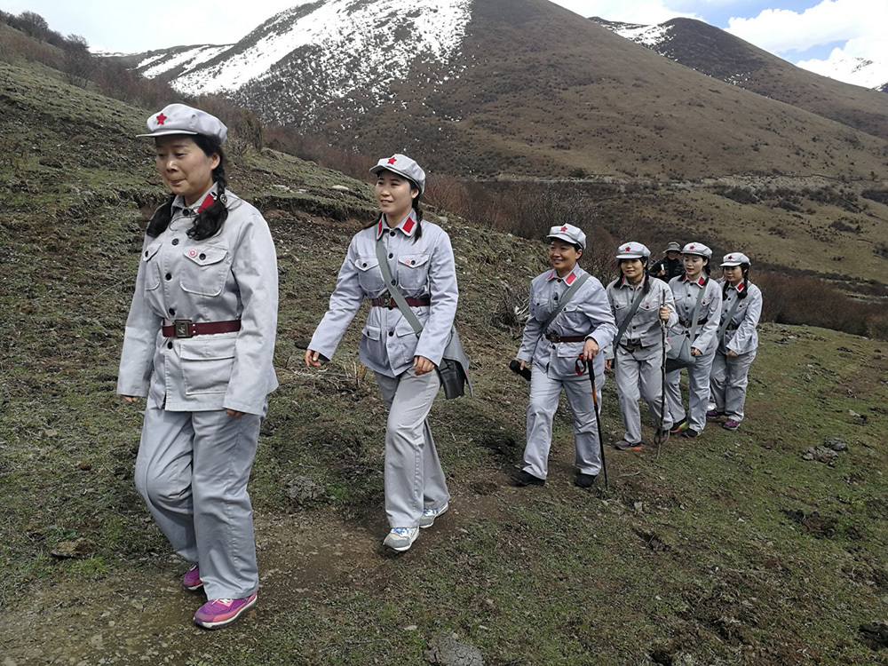 4 爬雪山，红军路上的女战士.jpg