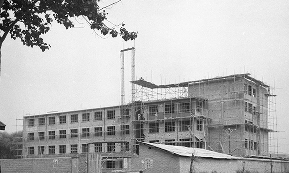 1980年7月，在建中的河南省计划生育科研所5层科研楼（现为河南省人口和计划生育科学技术研究院2号楼）