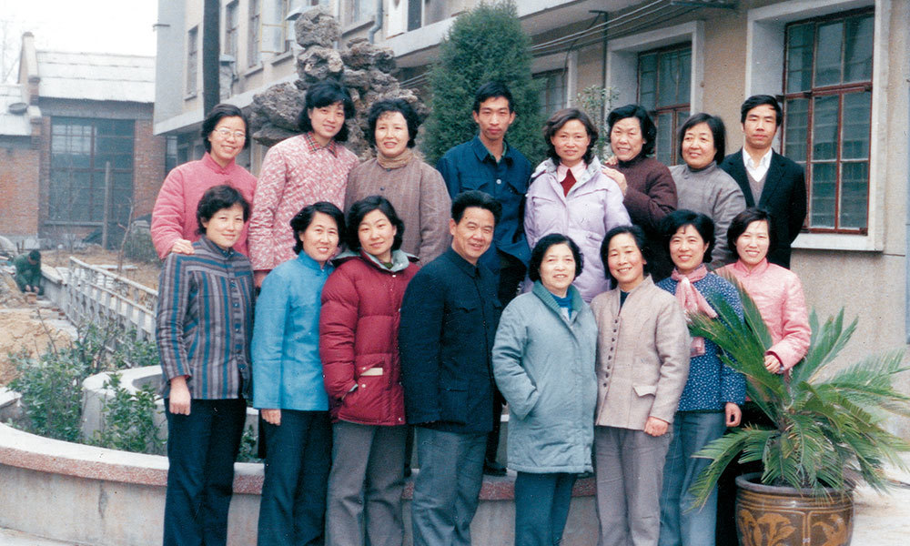 1987年，北京协和医院妇产科教授、主任医师何萃华（前排左五）到科研所传授妇科腹腔镜手术技术