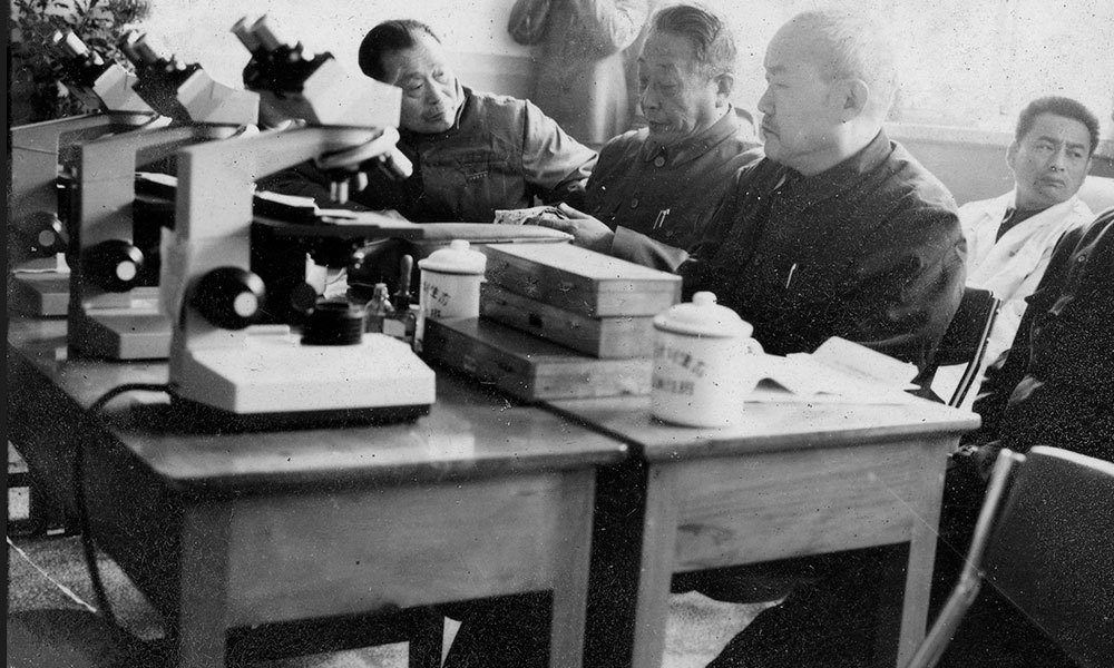 1982年底，有关专家在河南省计划生育科研所对科研成果进行鉴定，图为听取汇报。