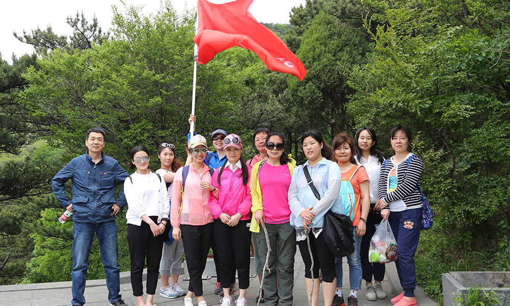 在嵩县峻极峰开展护士节拓展活动（2016年5月12日）