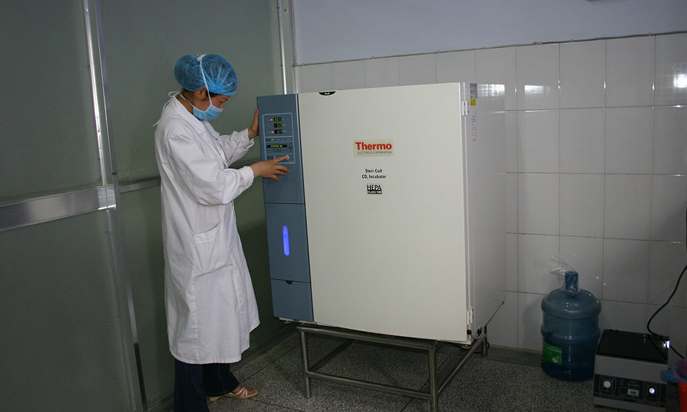 生殖技术专家张丽博士调试培养箱
