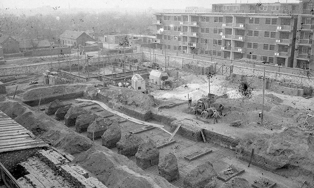 1981年，河南省计划生育科研所家属楼和锅炉房基础施工，远处平房为胜岗村
