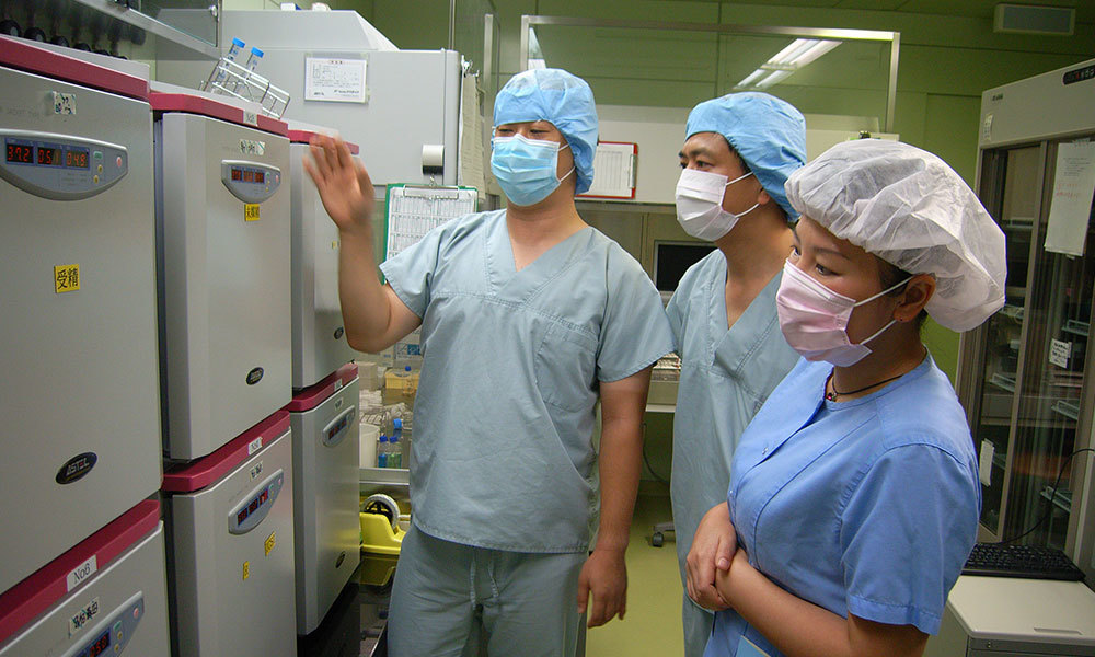 2007年8月，我院生殖技术专家张丽博士在日本加滕医院进修学习