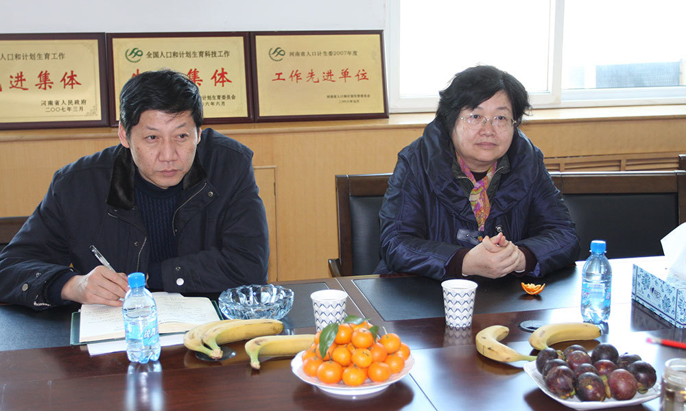 2008年12月，时任河南省人口计生委巡视员陈若黎（右一）、副主任谢李广来院调研